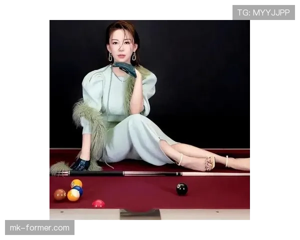 潘晓婷下了场就一副买买买的样子，差点忘了她还打台球呢